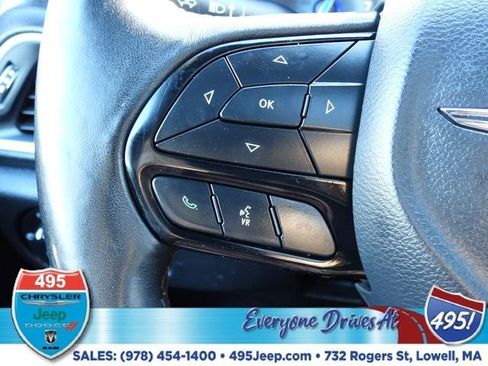 Used 2020 Chrysler Pacifica Touring-L image 21