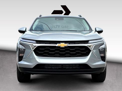 Used 2026 Chevrolet Trax LT FWD image 3