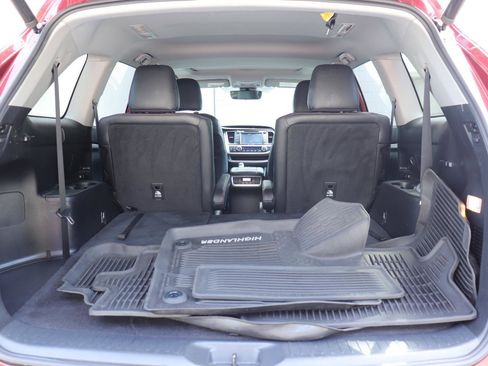 Used 2019 Toyota Highlander SE FWD image 17