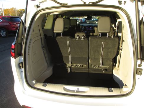 Used 2022 Chrysler Pacifica Touring-L image 10
