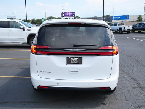 Used 2024 Chrysler Pacifica Touring-L FWD image 7