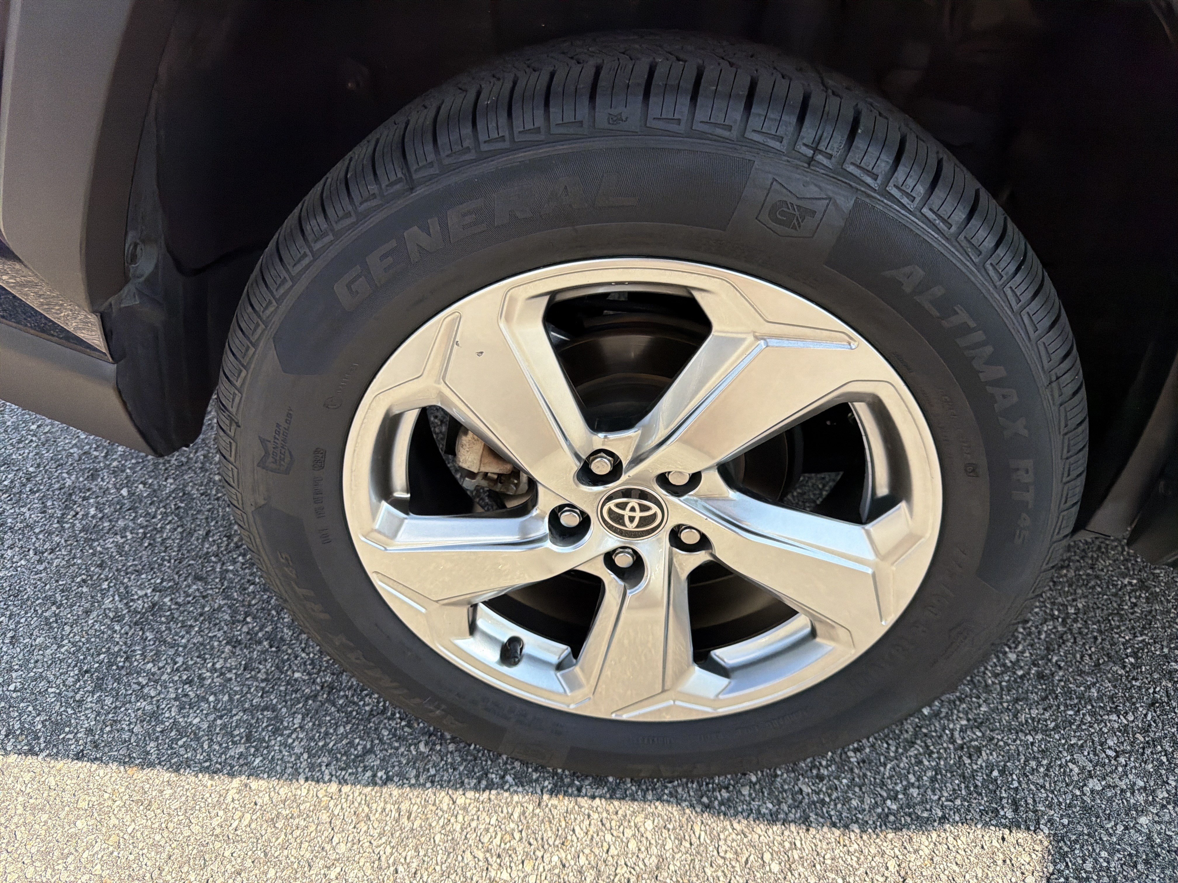 Used 2021 Toyota RAV4 XLE Premium AWD/4WD image 28