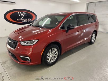 New 2025 Chrysler Pacifica Select