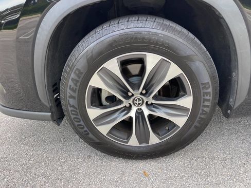 Used 2022 Toyota Highlander XLE image 18