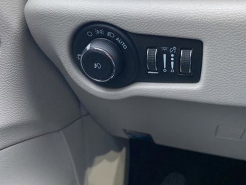 Used 2023 Chrysler Pacifica Touring-L FWD image 15
