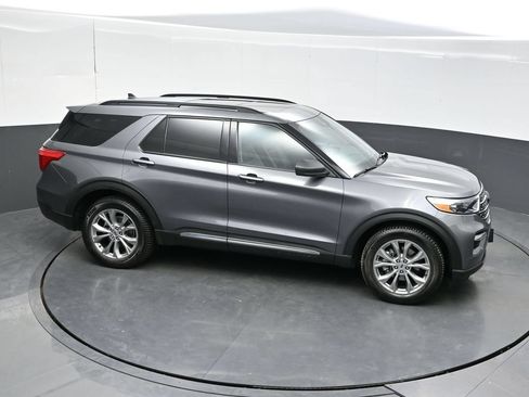 Used 2022 Ford Explorer XLT w/ Equipment Group 202A AWD/4WD image 34