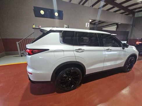 Used 2024 Mitsubishi Outlander SE Black Edition FWD image 2