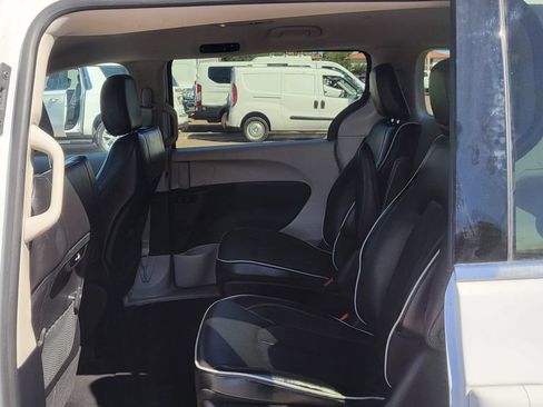 Used 2024 Chrysler Pacifica Limited FWD image 25