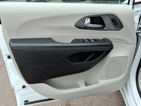 Used 2023 Chrysler Pacifica Touring-L FWD image 11