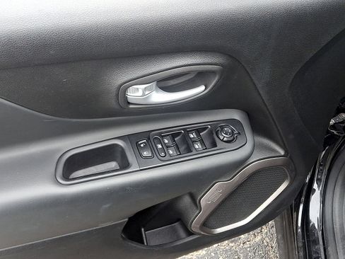 Used 2023 Jeep Renegade Latitude AWD/4WD image 10
