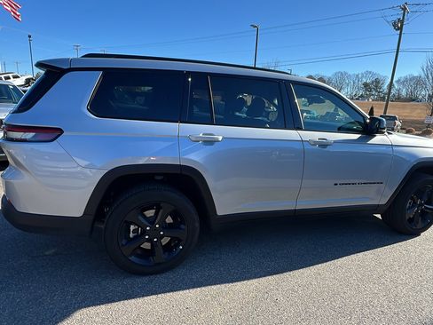 Used 2025 Jeep Grand Cherokee L Altitude image 8
