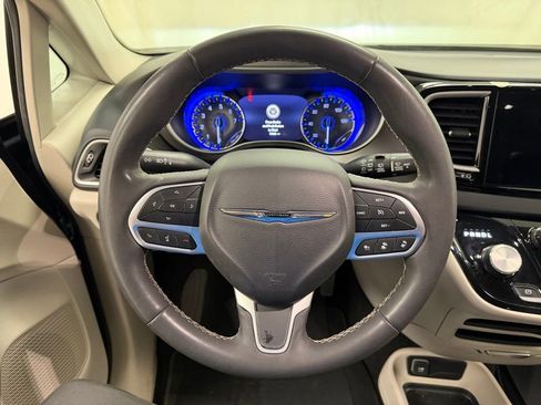 Used 2023 Chrysler Pacifica Touring-L FWD image 21
