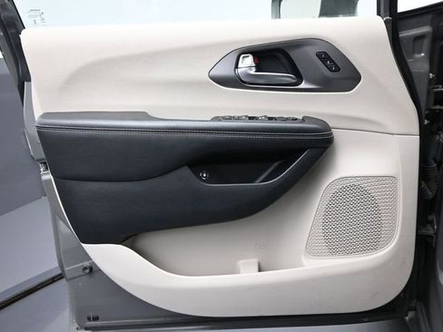 Used 2022 Chrysler Pacifica Touring-L FWD image 12