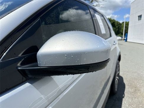 Used 2023 Land Rover Discovery Sport SE image 10