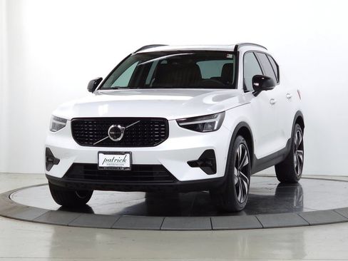 Used 2023 Volvo XC40 B5 Plus w/ Driver Assist Package AWD/4WD image 3
