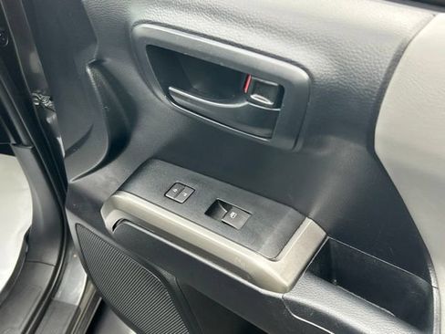 Used 2019 Toyota Tacoma SR5 AWD/4WD image 33