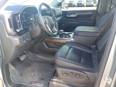 Used 2024 Chevrolet Silverado 1500 LT Trail Boss w/ LT Trail Boss Premium Package AWD/4WD image 2