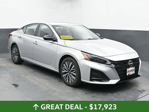 Used 2024 Nissan Altima 2.5 SV FWD image 4