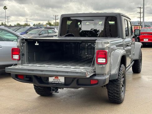Used 2022 Jeep Gladiator Willys image 7