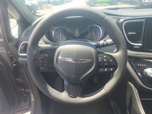 Used 2024 Chrysler Pacifica Limited FWD image 26