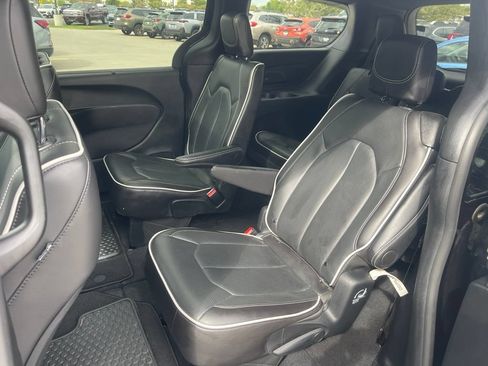Used 2026 Chrysler Pacifica Limited FWD image 13