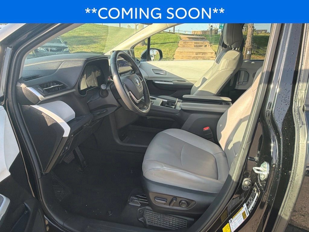 Used 2025 Toyota Sienna XLE FWD image 12