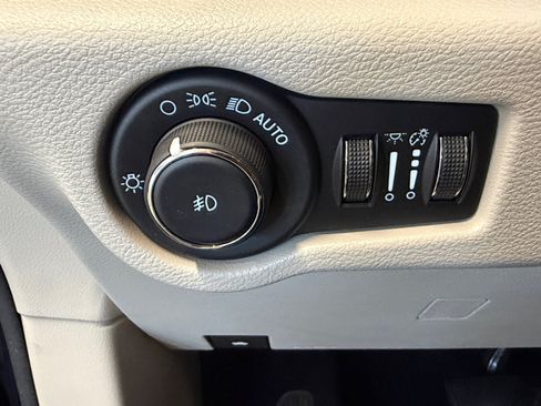 Used 2024 Chrysler Pacifica Touring-L FWD image 27