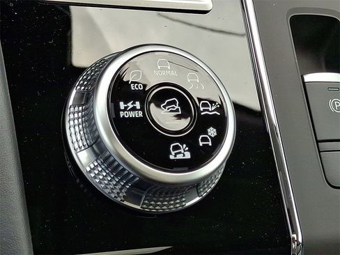 New 2025 Mitsubishi Outlander SE image 13