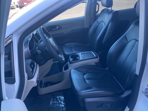 Used 2023 Chrysler Pacifica Touring-L image 8