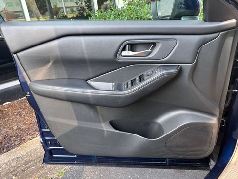 Used 2025 Nissan Rogue SV FWD image 15
