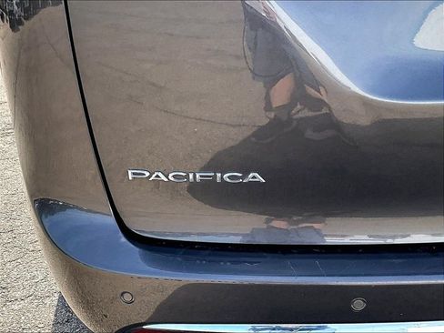 Used 2023 Chrysler Pacifica Touring-L FWD image 27