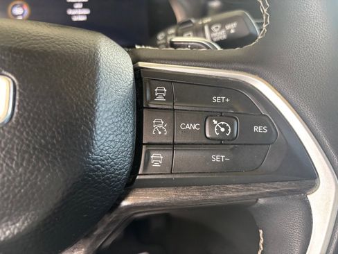 Used 2023 Jeep Grand Cherokee Limited w/ Trailer Tow Prep Group (B) AWD/4WD image 9