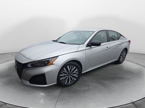 Used 2024 Nissan Altima 2.5 SV image 1