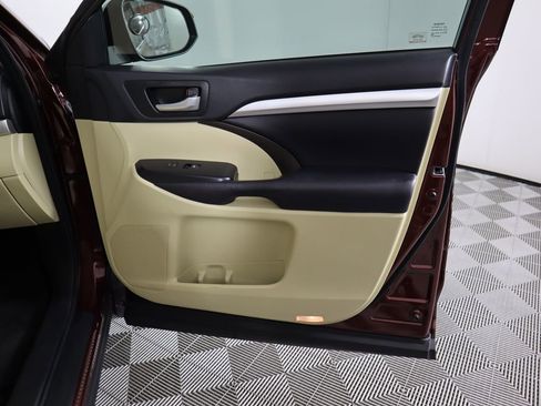Used 2016 Toyota Highlander XLE image 26