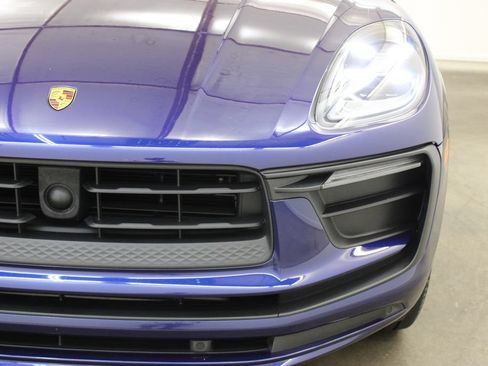 Certified 2023 Porsche Macan AWD/4WD image 11