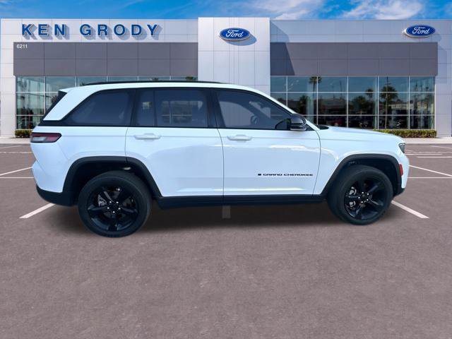 Used 2023 Jeep Grand Cherokee Altitude AWD/4WD image 8