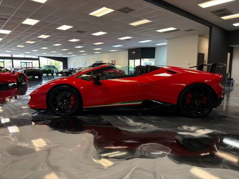 Used 2018 Lamborghini Huracan Performante AWD/4WD image 6
