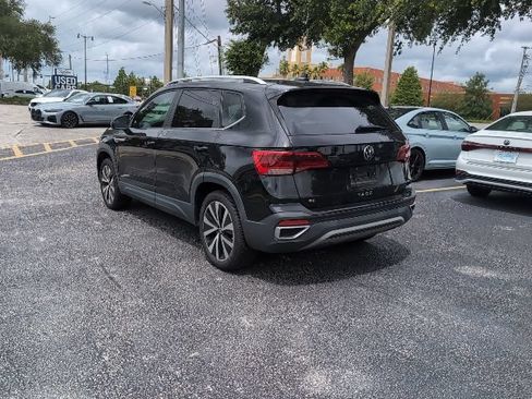 Used 2022 Volkswagen Taos SE w/ Panoramic Sunroof Package FWD image 4
