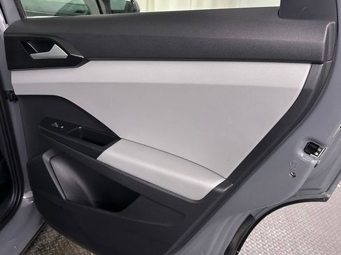 Used 2022 Volkswagen Taos SE w/ Panoramic Sunroof Package image 29