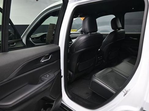 Used 2025 Jeep Grand Cherokee Altitude AWD/4WD image 29