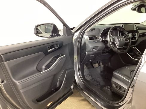 Used 2023 Toyota Highlander XLE AWD/4WD image 9