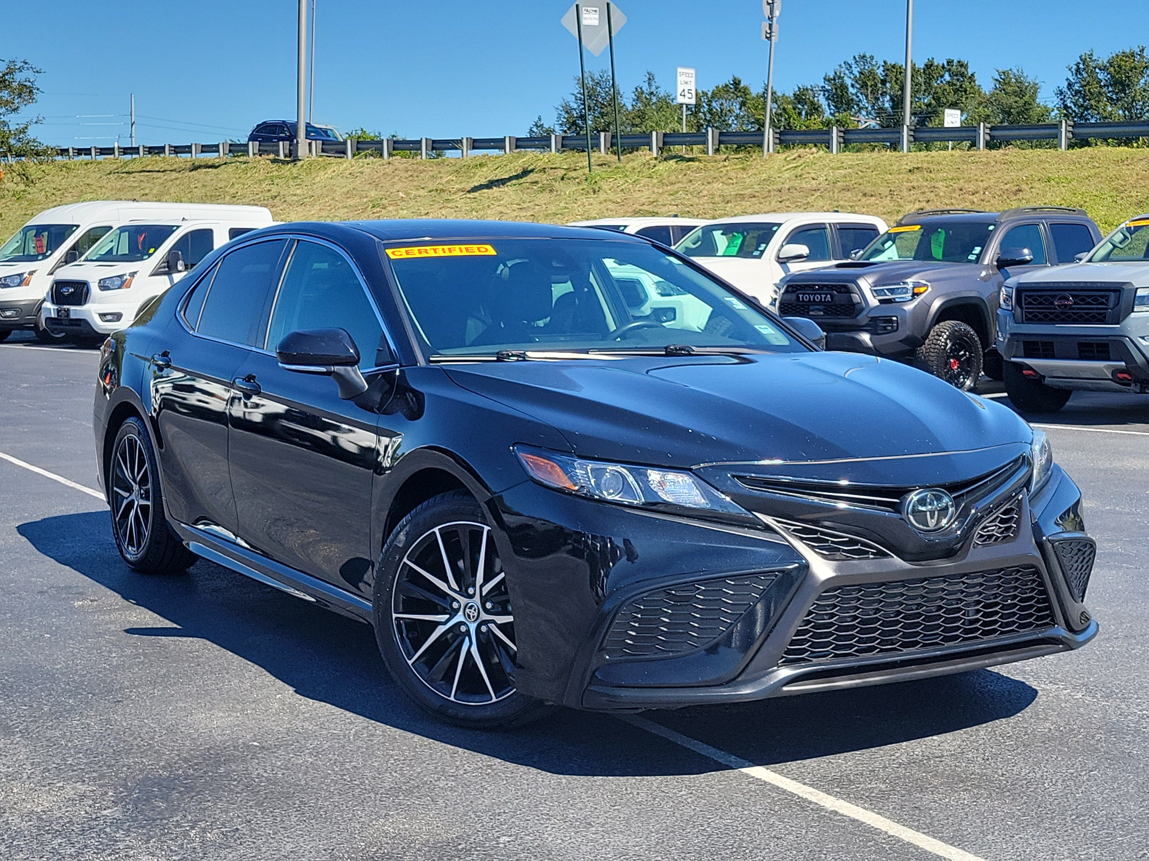 Used 2023 Toyota Camry SE FWD image 1