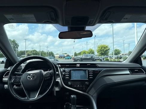 Used 2019 Toyota Camry SE FWD image 11