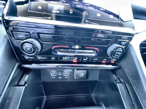 Used 2024 Jeep Grand Cherokee Laredo RWD image 17