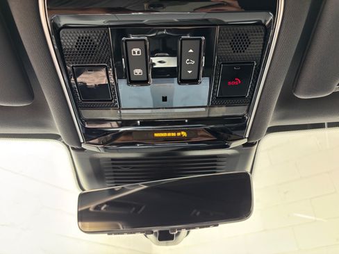 Used 2025 Land Rover Range Rover SE AWD/4WD image 12