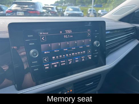 Used 2025 Volkswagen Jetta SEL FWD image 8