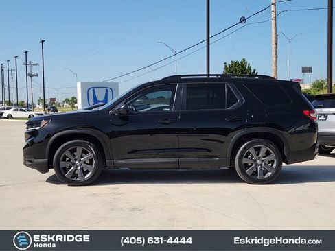 Used 2025 Honda Pilot Sport image 4