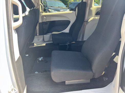 Used 2018 Chrysler Pacifica L FWD image 16