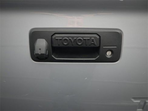Used 2018 Toyota Tundra SR5 image 12