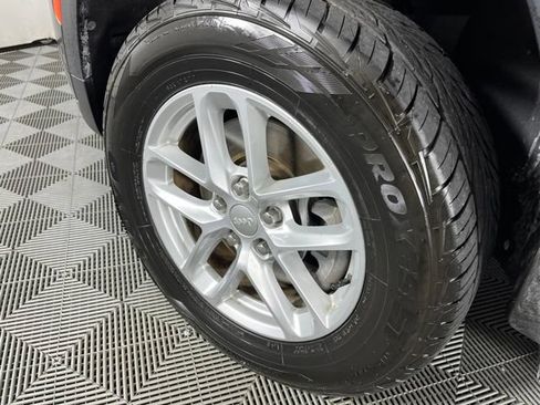 Used 2024 Jeep Grand Cherokee L Laredo RWD image 14